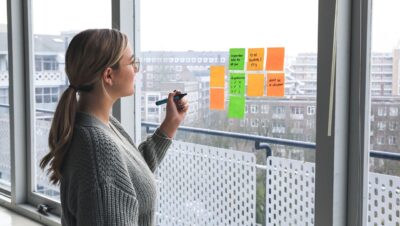 woman, office, post its